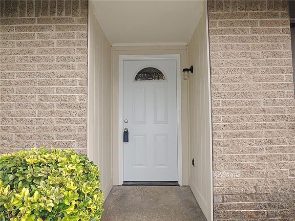 3rd image of 509 S Holiday Dr
