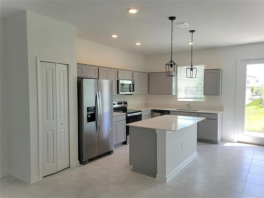 4 bed, 3.5 bath, 1954 sqft, $2,450 — Photo 4
