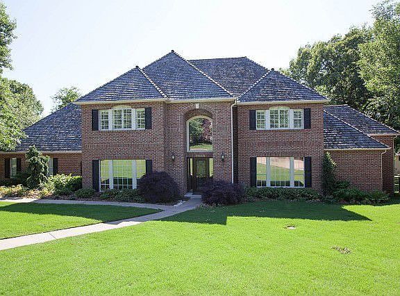 Beautiful 2 story with pool