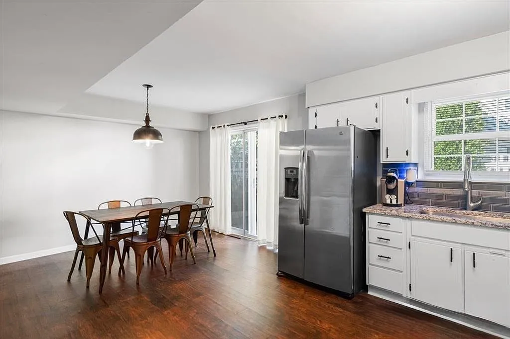 3 bed, 1195 sqft, $1,900 — Photo 3