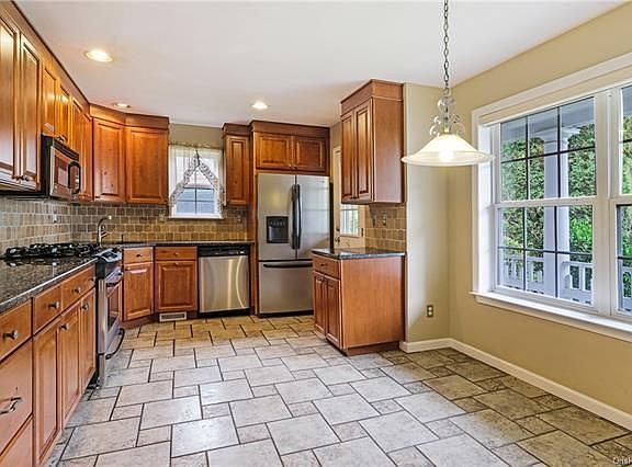 3rd image of 9 Winterberry Ln