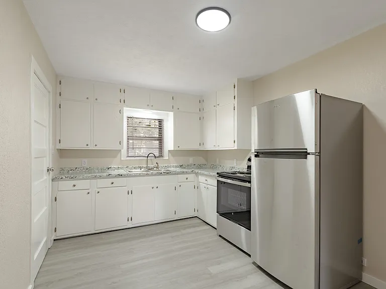 1107 W Dogwood St — Photo 2