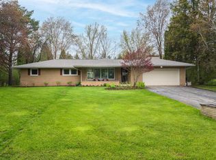 1820 W Woodside Ln, Mequon, WI 53092