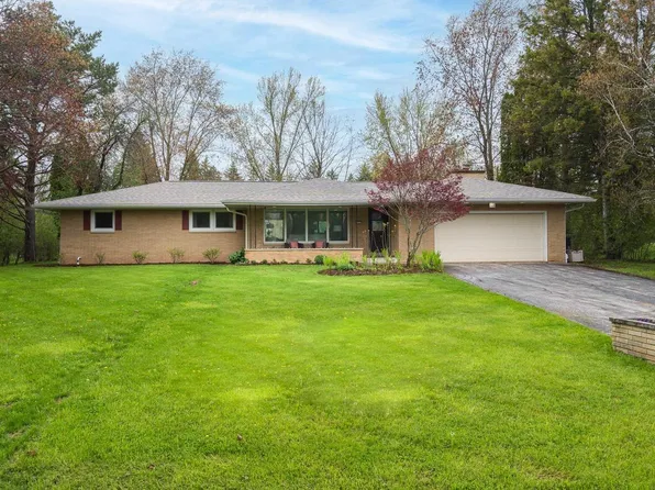 1820 West Woodside LANE, Mequon, WI 53092