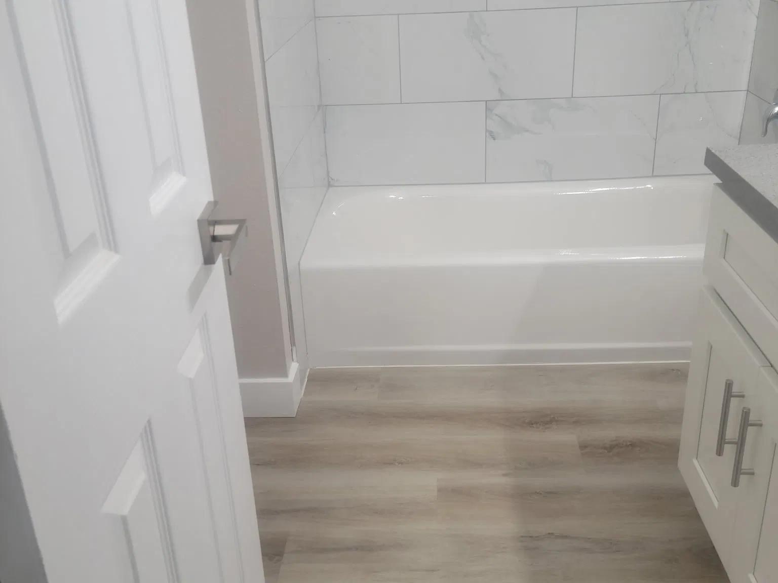 2 bed, 1000 sqft, $2,825 — Photo 3