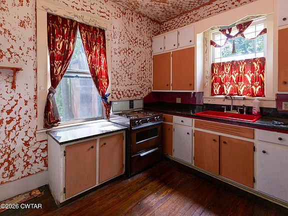 11th image of 3061 Highland St