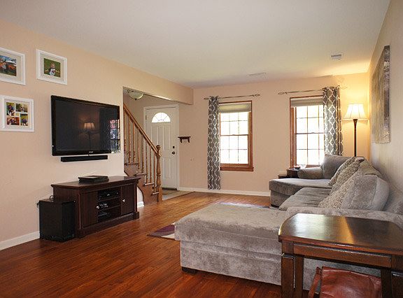 3rd image of 107 Knightsbridge Dr