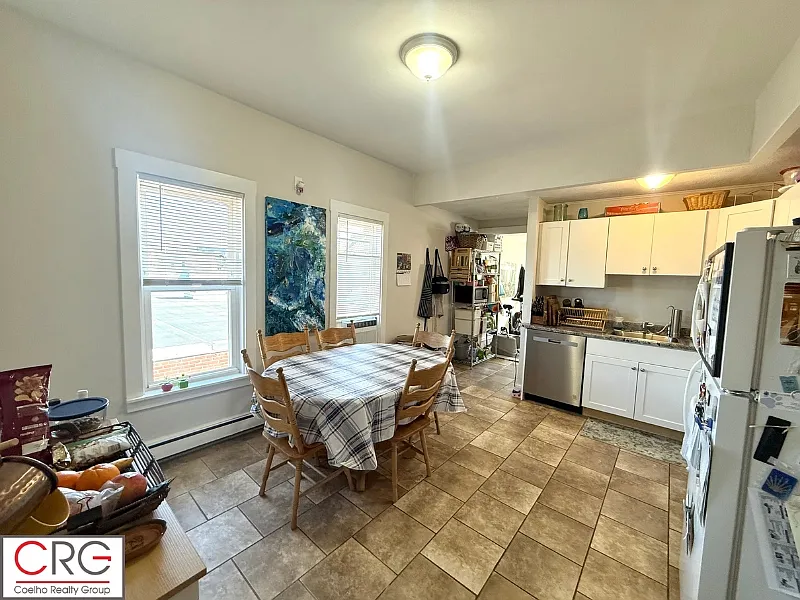 3 bed, 1325 sqft, $3,300 — Photo 2