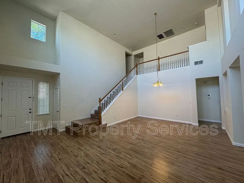 5 bed, 3.0 bath, 2494 sqft, $3,450 — Photo 4