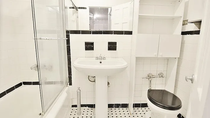 Rented by Park Property Advisors | media 20