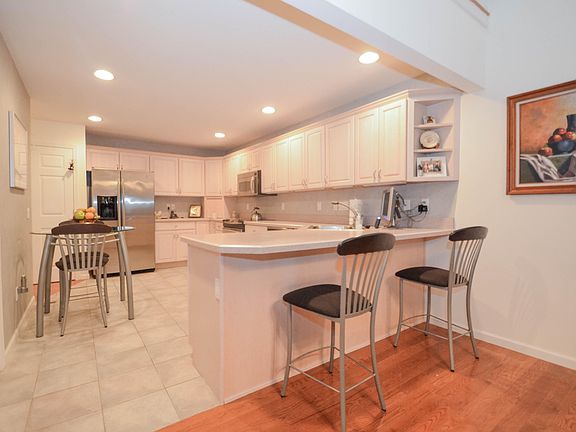 5th image of 528 Woodhaven Ln