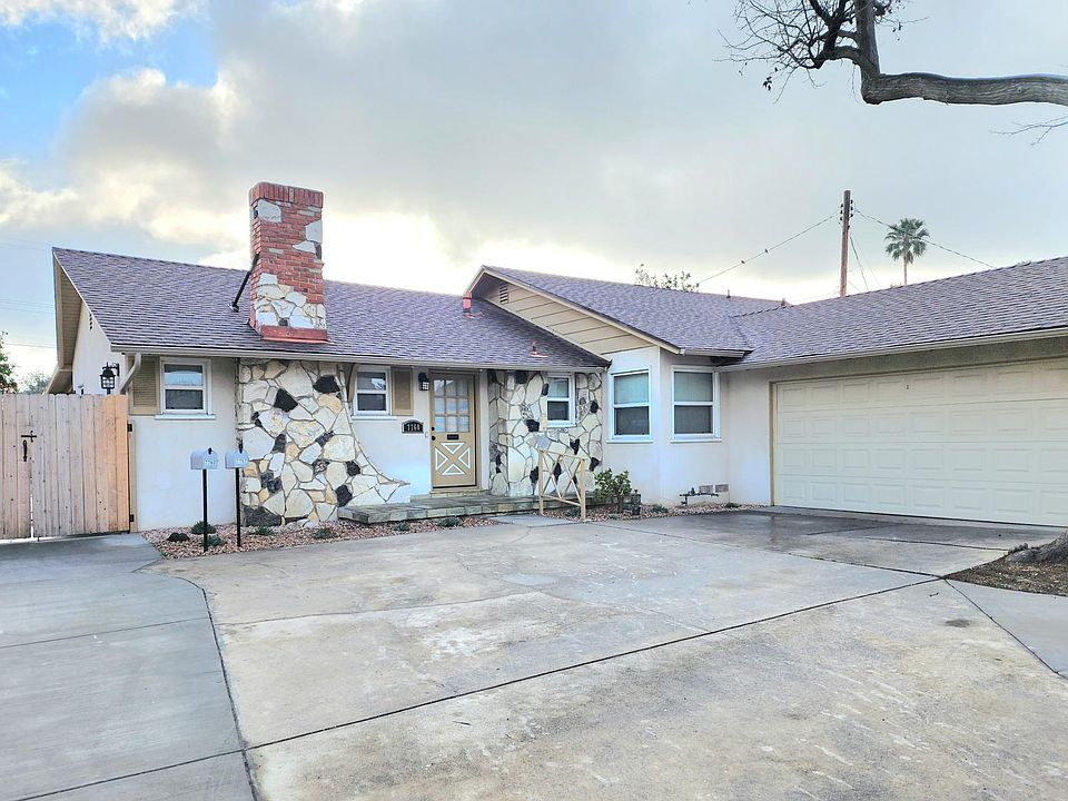 Front view of property.