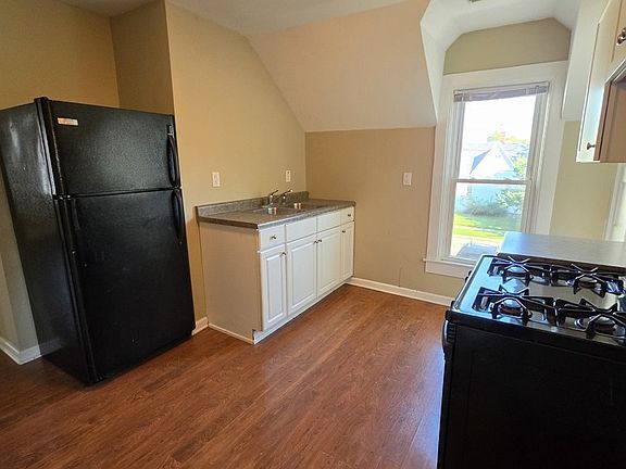 3rd image of 928 State St #2