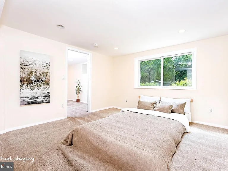 1418 Thornden Rd — Photo 10