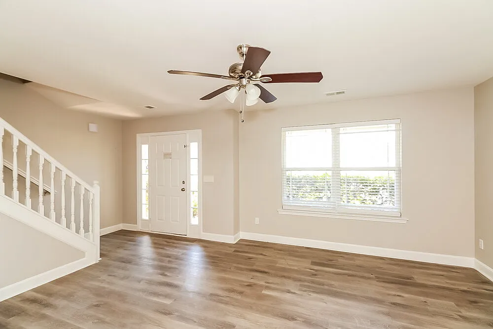 4 bed, 2.5 bath, 1724 sqft, $2,015 — Photo 4