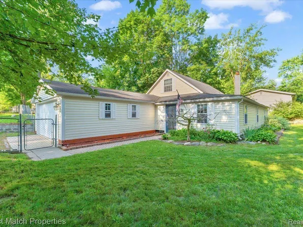 1160 Ennest Blvd, White Lake, MI 48386