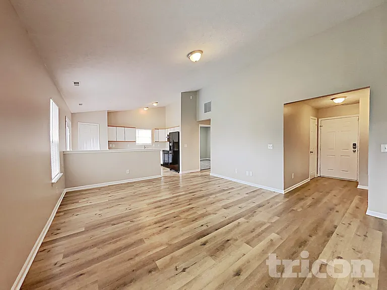 1270 Sherwood Dr — Photo 3