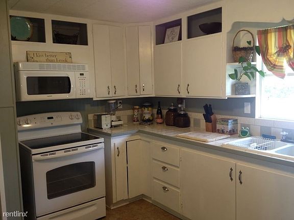 2nd image of 924 Hilltop Dr