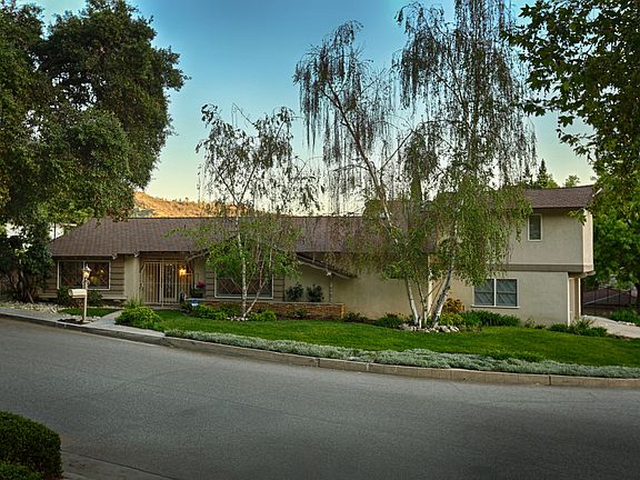 2nd image of 1700 Golf Club Dr