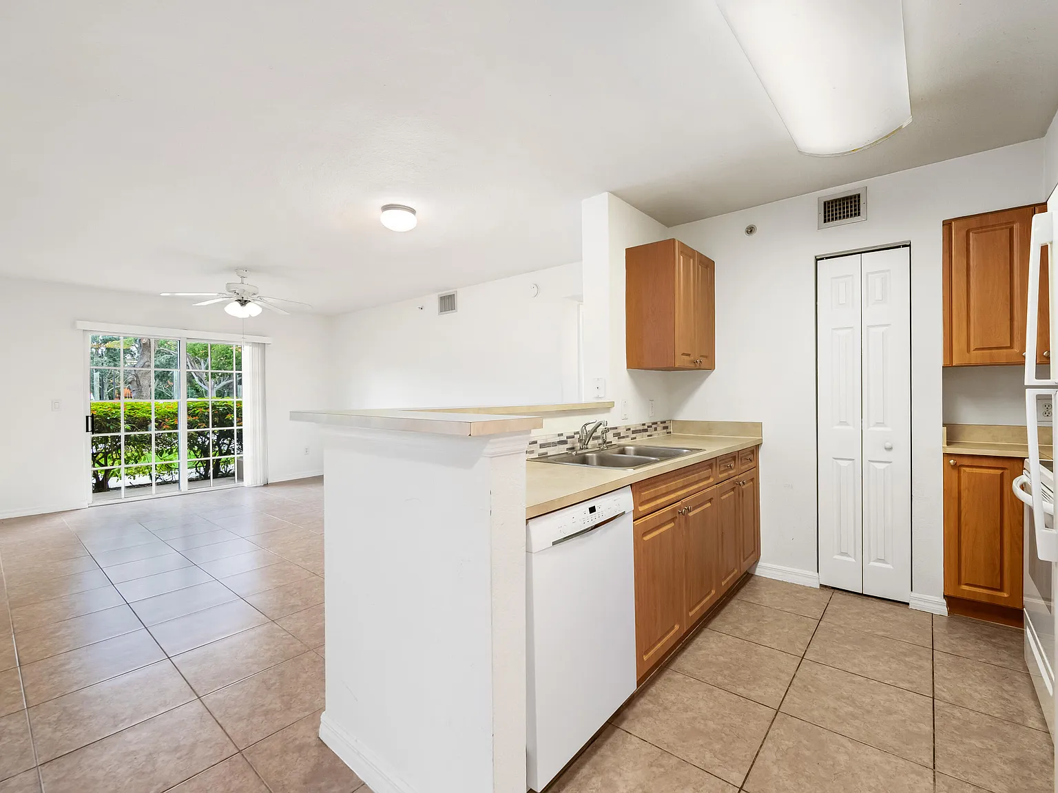 2 bed, 2.0 bath, 904 sqft, $1,950 — Photo 4