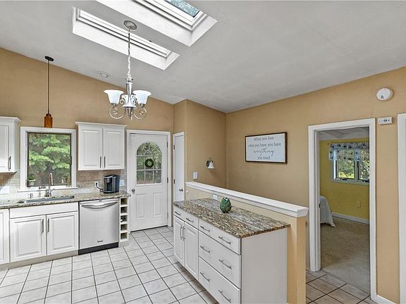 5th image of 39 Surrey Ln