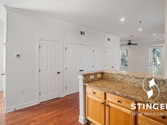 4th image of 832B Paris Ave