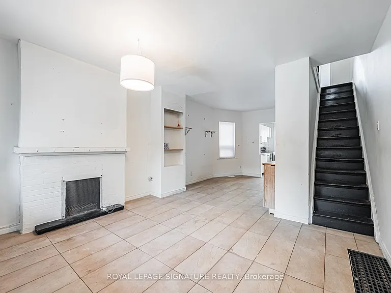 573 Coxwell Ave — Photo 3