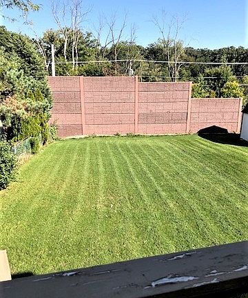 2nd image of 1024 W Maplewood Ln