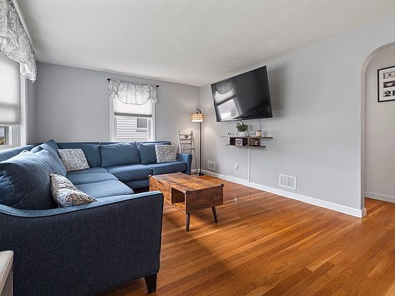 3rd image of 92 Laurie Ave