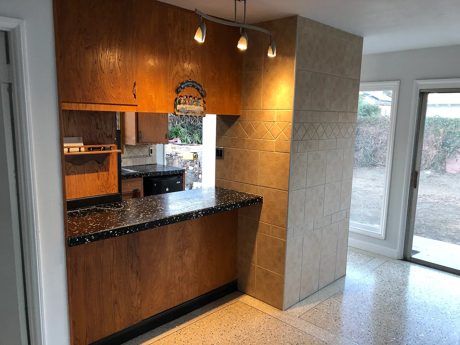 3 bed, 1294 sqft, $3,400 — Photo 2