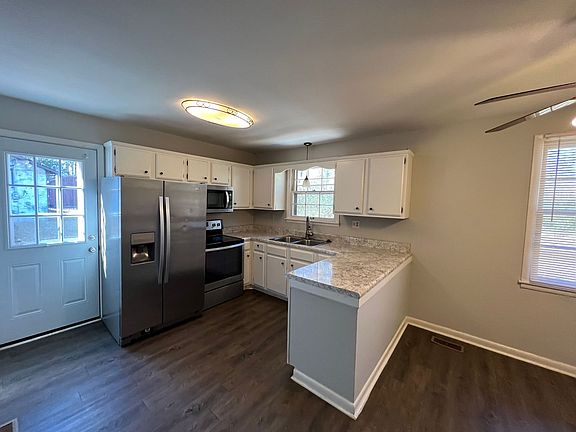 3rd image of 432 Bragg Ave