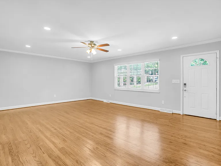 4 Bradley Blvd — Photo 2