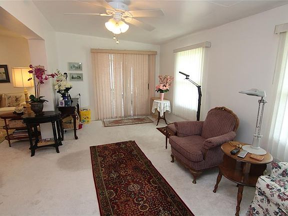 4th image of 810 Oakmont Ave