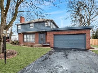 7414 N Crossway Rd, Fox Pt, WI 53217