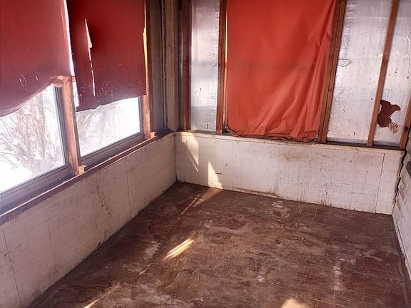3rd image of 703 Miriam Ave