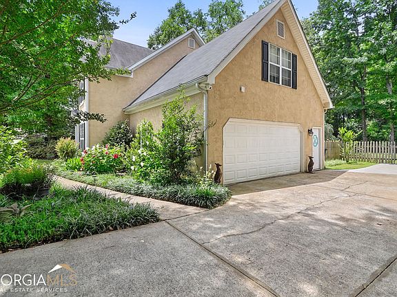 3rd image of 285 Woodstream Drive