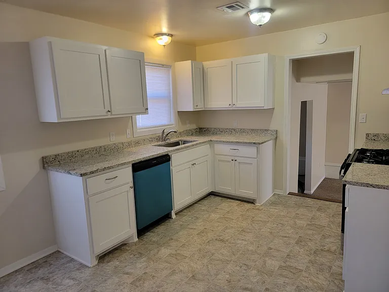 202 N Elgin Ave — Photo 3