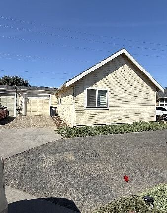 3rd image of 841 SE Larkspur Place