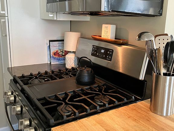 4th image of 216 Delano St