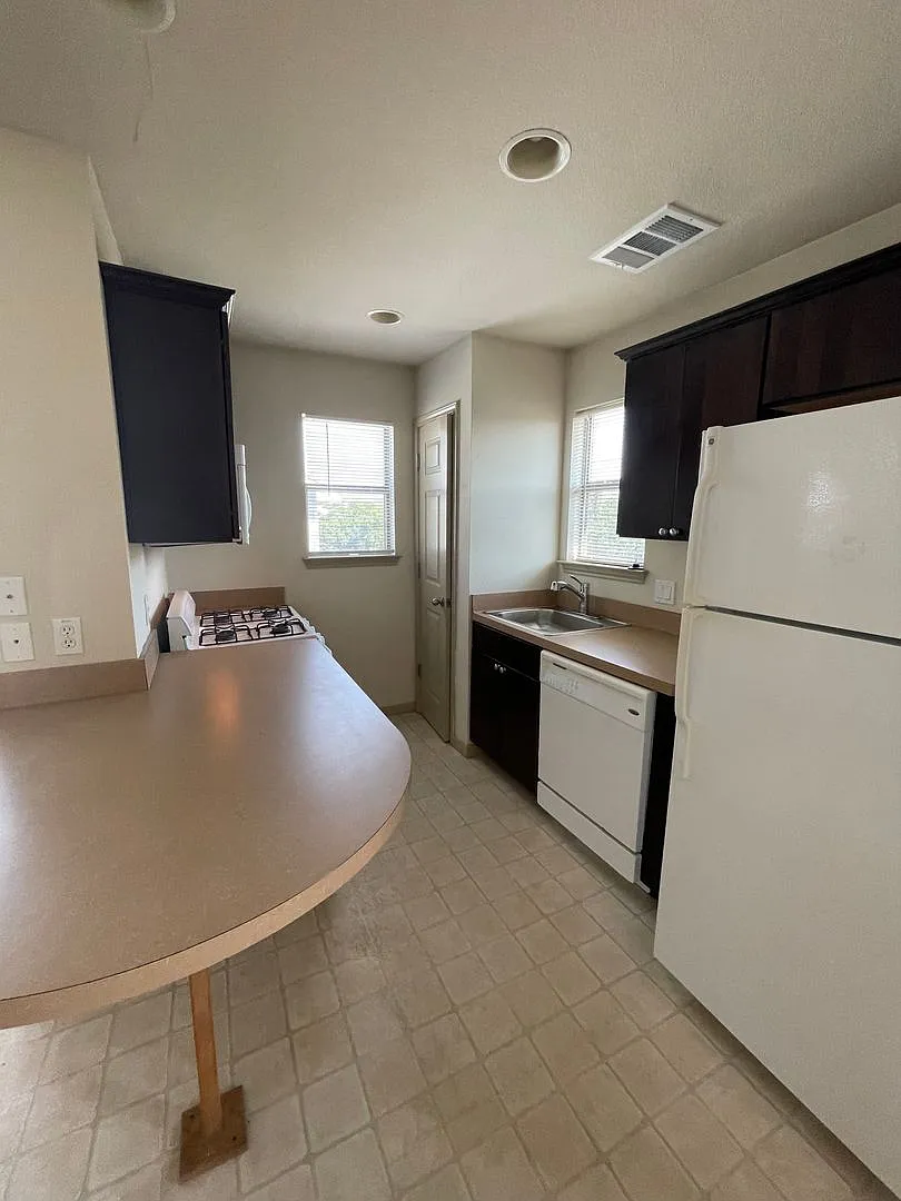 1Bed/1Bath Garage Apartment in Brentwood — Photo 4