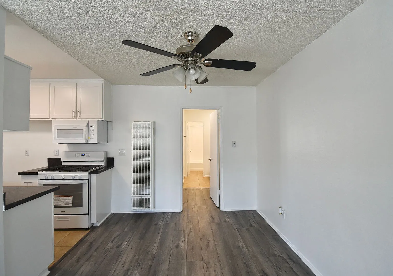 14142 Victory Blvd — Photo 4