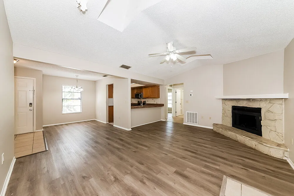 3 bed, 2.0 bath, 1650 sqft, $2,135 — Photo 4