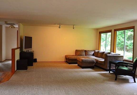 2nd image of 11821 Meridian Pl SE
