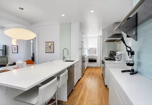 3rd image of 171 W 79th St #104