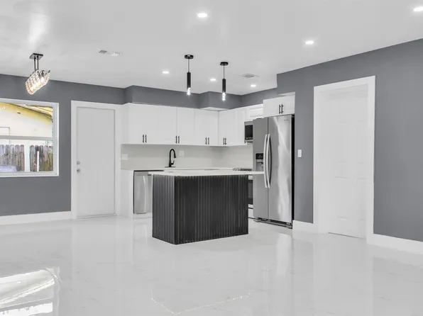 915 SW 3rd St, Boynton Beach, FL 33435