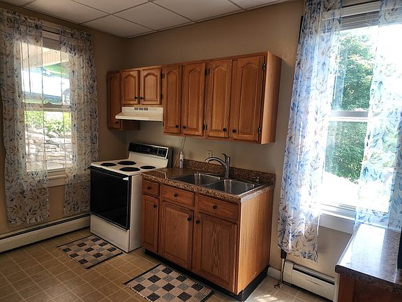 3rd image of 250 King St