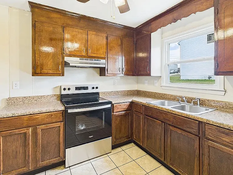 806 Arlington Rd — Photo 2