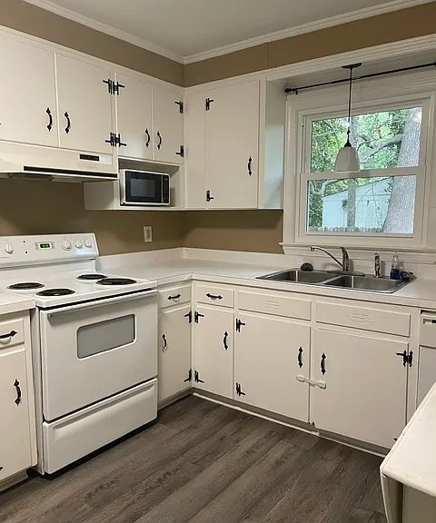 1208 W Pearsall St — Photo 4