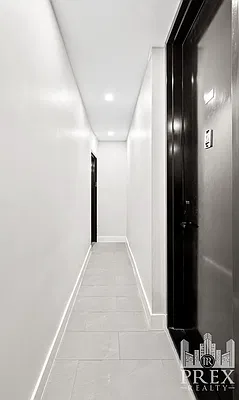 Building, photo 1