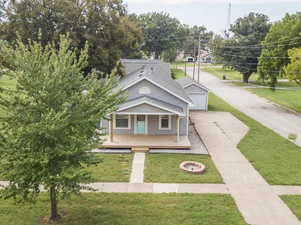 693 N 3rd St, Tecumseh, NE 68450